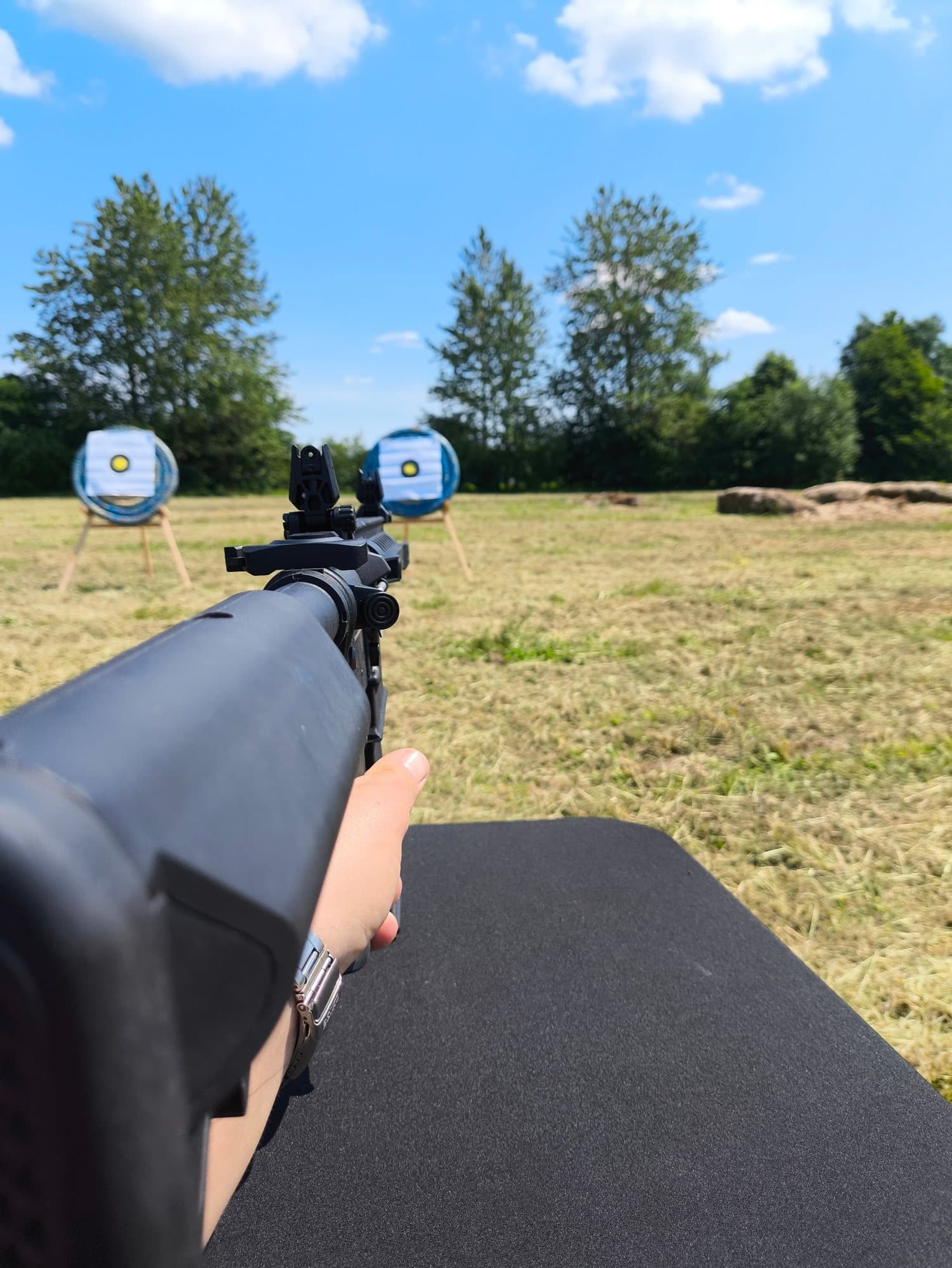 Stanowisko strzeleckie z tarczami na wydarzeniu plenerowym