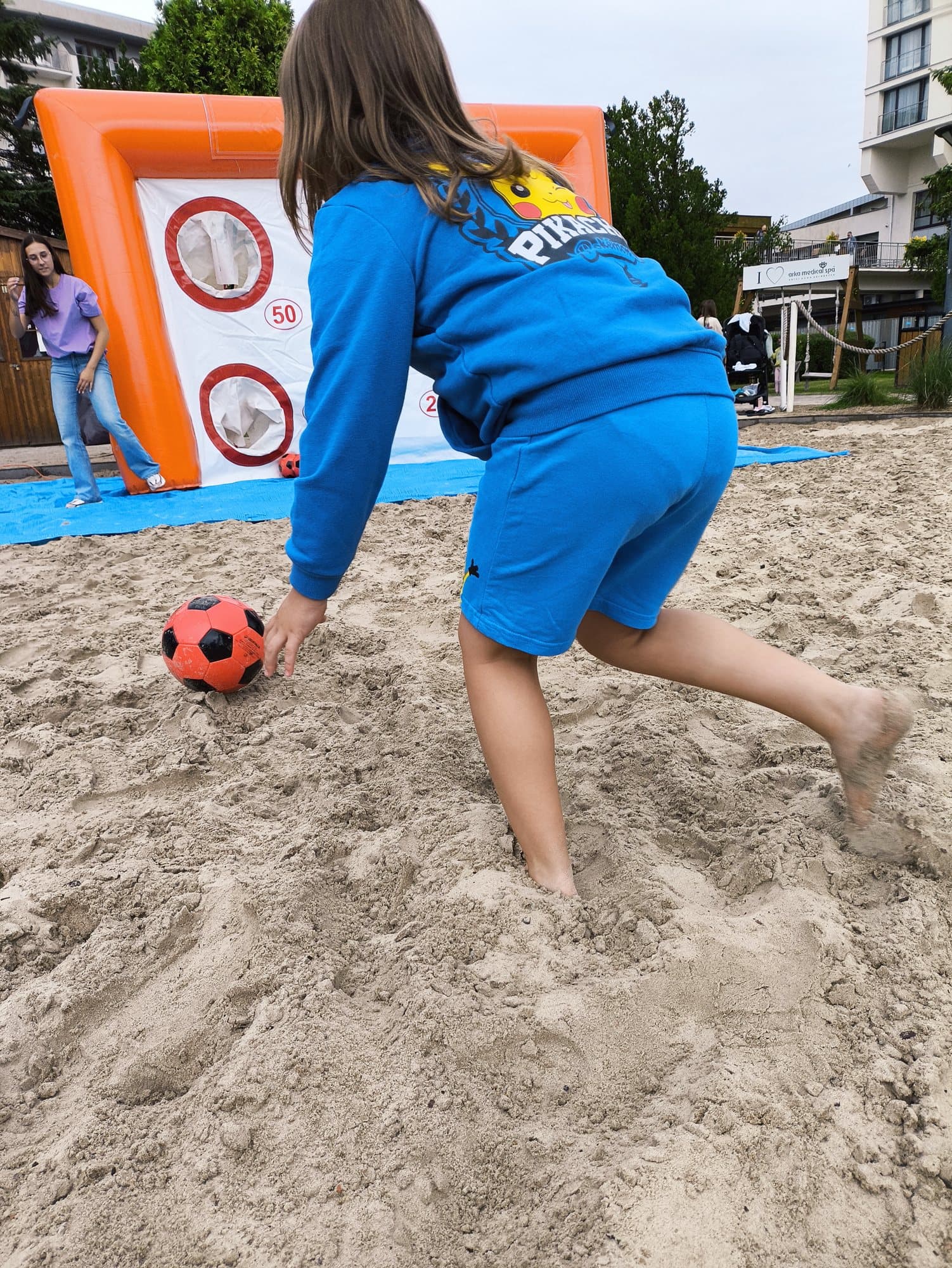 Dmuchana bramka celnościowa na plaży hotelu Arka