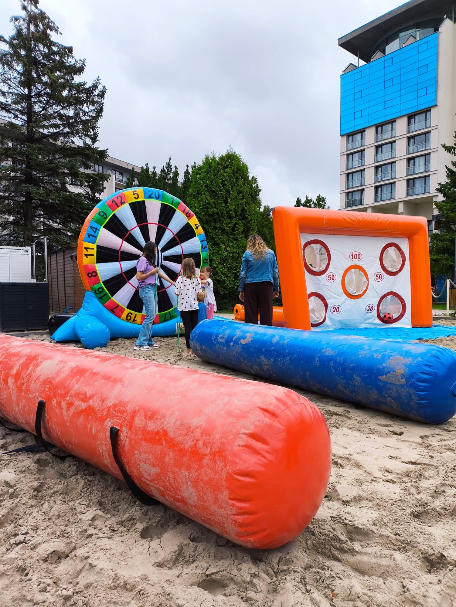Strefa atrakcji na plaży hotelu Arka Medical Spa w Kołobrzegu