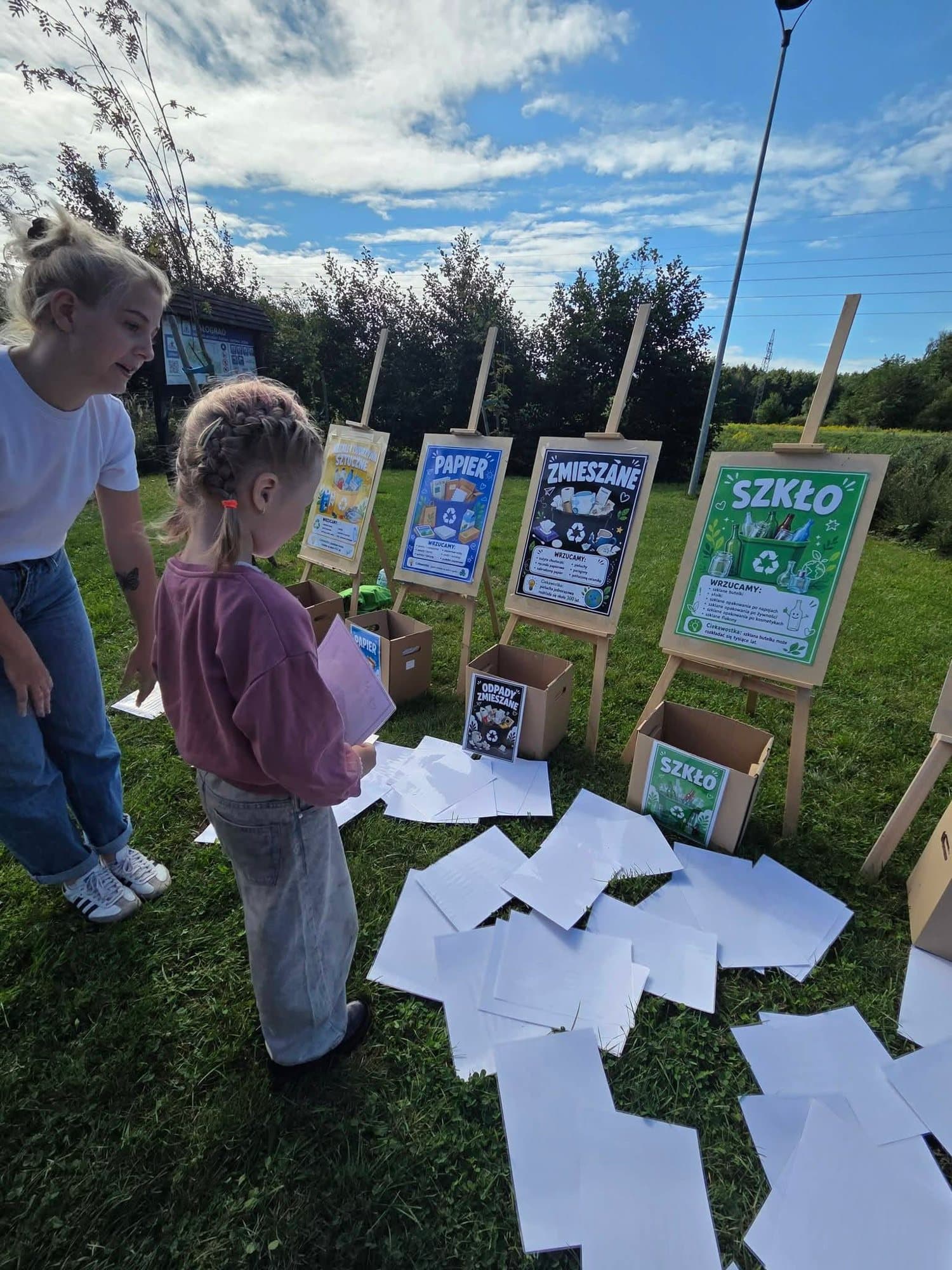 Stanowiska edukacyjne o segregacji odpadów na pikniku plenerowym