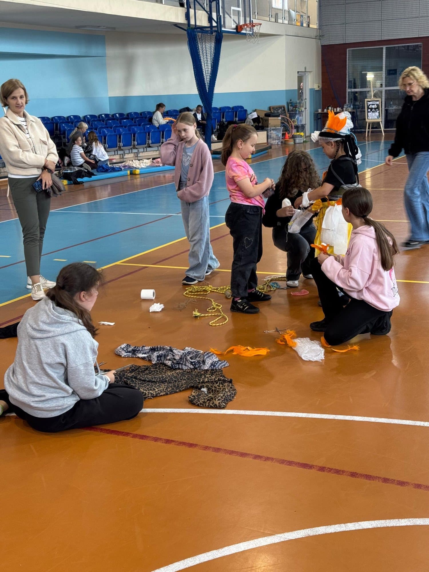 Warsztaty tworzenia strojów z materiałów z recyklingu w hali sportowej