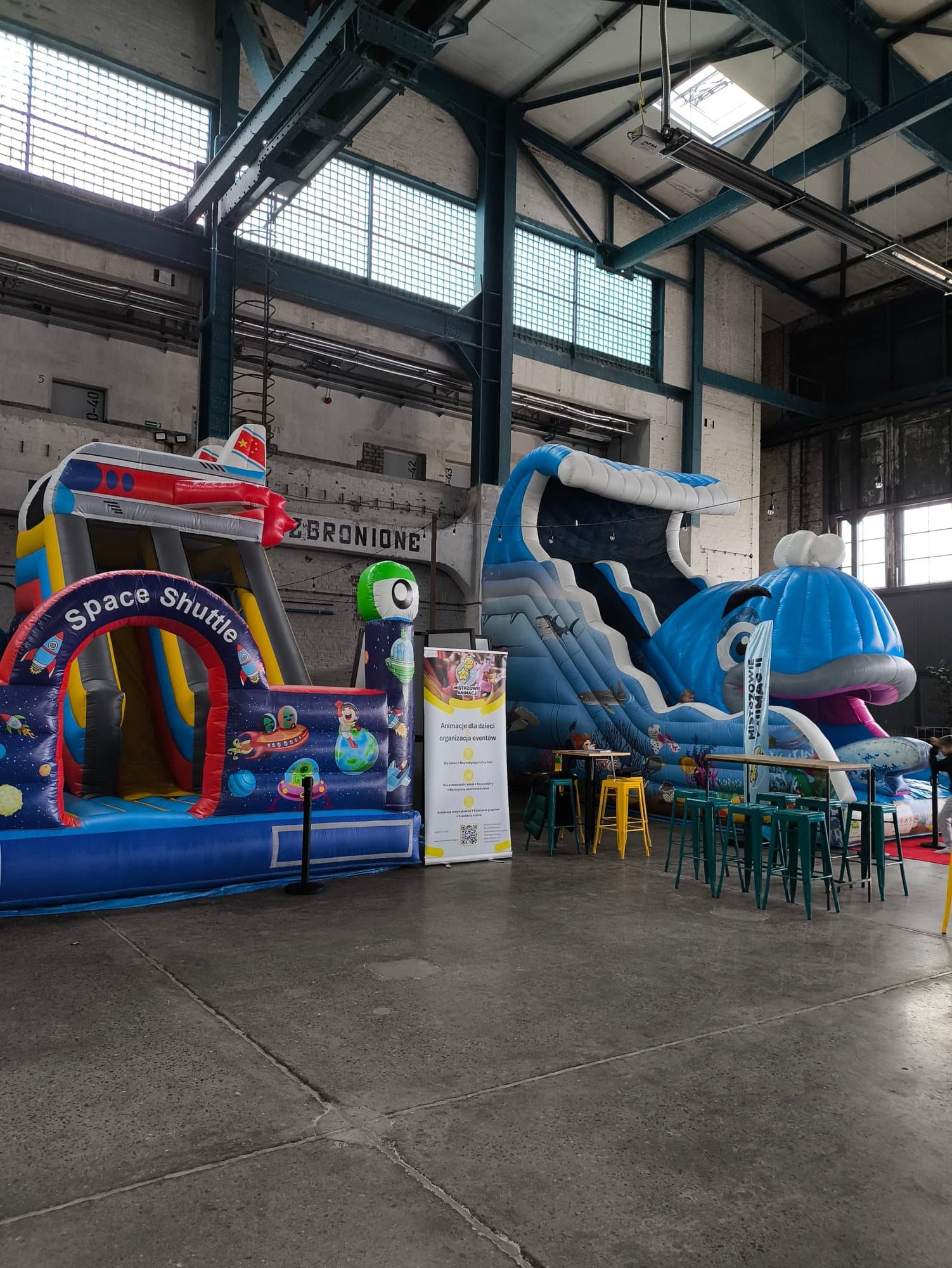 Strefa atrakcji w industrialnej hali eventowej